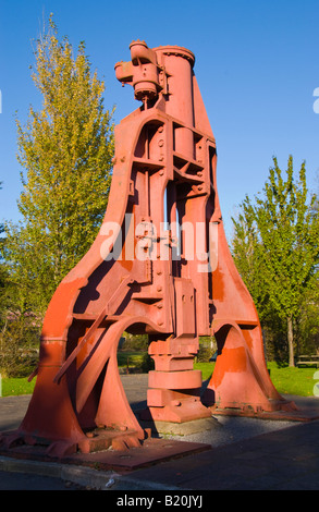 Fucinatura a stampo martello nel parco auto di Blaenavon Ironworks Lancaster South Wales UK UE Foto Stock