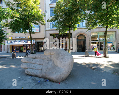 Grande scultura a mano sulla strada dello shopping di Meir ad Anversa simboleggia l'origine del nome della città Foto Stock