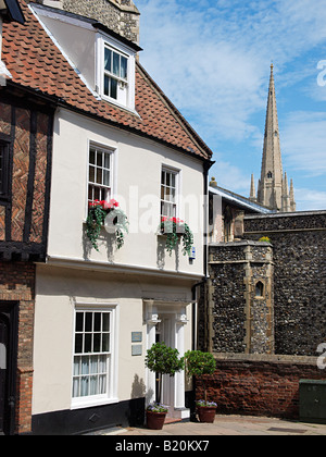 Case su Princes Street NORWICH CON VISTA DELLA CATTEDRALE DIETRO NORFOLK England Regno Unito Foto Stock