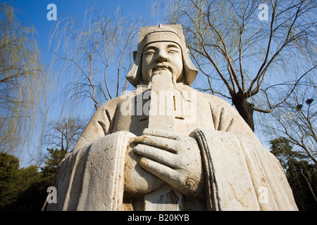 Statua di alto funzionario civile advisor per l'imperatore sul modo lo spirito presso le Tombe dei Ming Changling sito cinese di Pechino Foto Stock