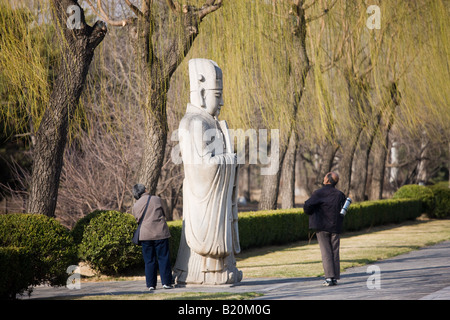 Anziani turisti alla statua di alto funzionario civile advisor per l'imperatore sul modo lo Spirito le Tombe Ming Pechino CINA Foto Stock