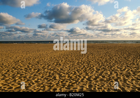 CHICAGO Illinois molte tracce di sabbia sulla spiaggia puffy nuvole sopra il lago Michigan Oak Street Beach Foto Stock