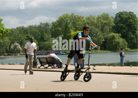 Alternativa divertente Sport, Uomo su una bicicletta Trikke, Hyde Park, Londra, Inghilterra, Europa Foto Stock
