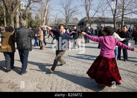 Coppie danzanti nel parco del Tempio del cielo di Pechino CINA Foto Stock