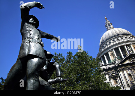 Memoriale della Londra per i vigili del fuoco nella seconda guerra mondiale alla Cattedrale di St Paul Foto Stock