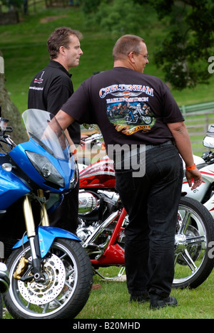 Uomo che indossa un Cheltenham Harley Davidson T shirt Foto Stock