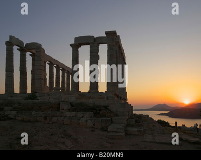 Tramonto sul Mare Egeo scontornamento il tempio di Poseidone Foto Stock