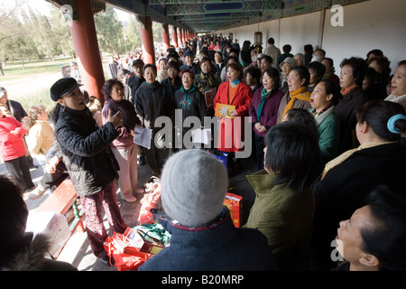 Gruppo di canto nel corridoio Fantasma al parco del Tempio del cielo di Pechino CINA Foto Stock