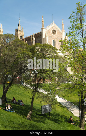 Spagna Madrid persone sedersi in ombra sul pendio erboso esterno Iglesia de Los Jeronimos chiesa vicino al museo del Prado Foto Stock