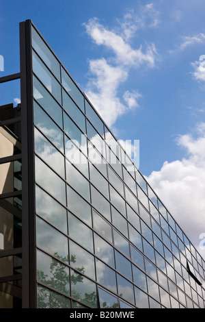 Ambiente moderno progettato edificio EEE sull'Università di Southampton Highfield Campus Southampton Hampshire Inghilterra Foto Stock