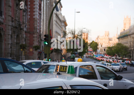 Spagna Madrid Taxi sulla Gran Via al crepuscolo Foto Stock