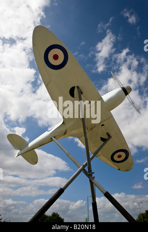 Replica di un Supermarine Spitfire fuori l'aeroporto di Southampton Hampshire Inghilterra Foto Stock