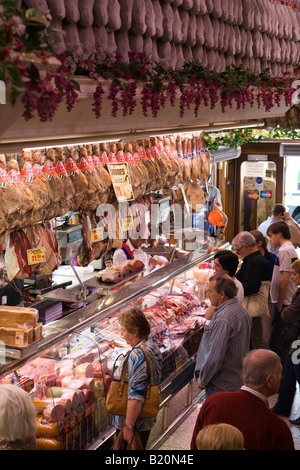 Spagna Madrid i clienti schierati al contatore del museo de jamon store suini gambe appeso sul display Foto Stock