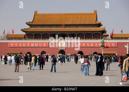 I turisti alla porta della pace celeste con il Presidente Mao s ritratto Ingresso alla Città Proibita di Pechino CINA Foto Stock