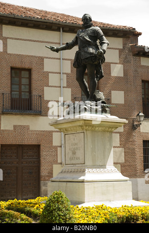 Spagna Madrid Statua di Don Alvaro de Bazan marchese di Santa Cruz in Plaza de la Villa Foto Stock