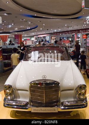 Vintage Mercedes Benz 220e cabrio, Duty Free Shop, l'aeroporto di Francoforte, Germania Foto Stock