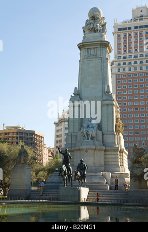 Spagna Madrid Monumento a Miguel de Cervantes autore di Don Chisciotte statua del personaggio e Sancho Panza in Plaza de Espana Foto Stock