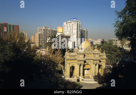 Plaza Neptuno nel parco sul Cerro Santa Lucia / Collina Santa Lucia, grattacieli e nuvole di smog dall'inquinamento atmosferico sulla città sullo sfondo, Santiago, Cile Foto Stock