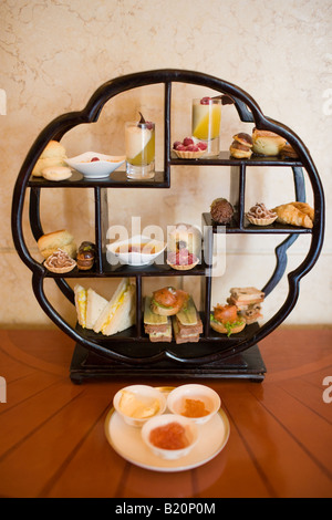 High Tea modello di display al Raffles Beijing Hotel tra cui dolci panini e focaccine Cina Foto Stock