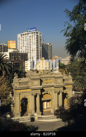 Plaza Neptuno nel parco sul Cerro Santa Lucia / Collina Santa Lucia, grattacieli e nuvole di smog dall'inquinamento atmosferico sulla città sullo sfondo, Santiago, Cile Foto Stock