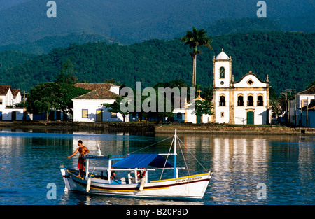 Barca da pesca di fronte a Paraty skyline Costa Verde Stato di Rio de Janeiro in Brasile Foto Stock