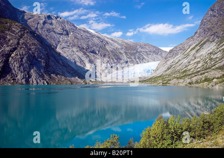 Il lago di fronte al ghiacciaio Nigard Jostedalen parco nazionale in Norvegia Foto Stock