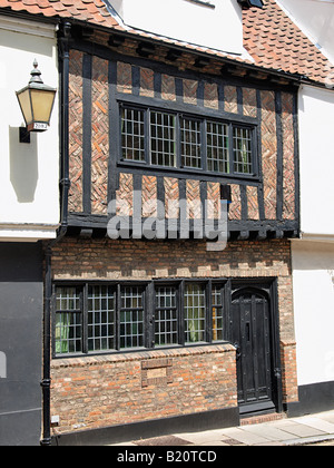 Casa con mattoni a vista e travi di legno telaio su Princes Street Norwich Norfolk England Regno Unito Foto Stock