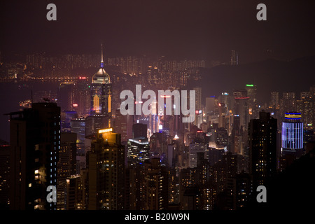 Illuminazioni di Hong Kong isola dei famosi edifici alti skyline illuminata di notte dal picco della Cina Foto Stock