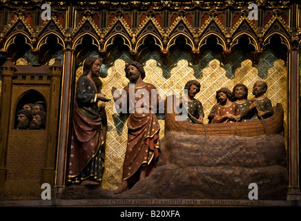 Il XIV secolo dipinto di sculture in legno della vita di Gesù sulla schermata del Coro alla cattedrale di Notre Dame di Parigi interni Francia Foto Stock