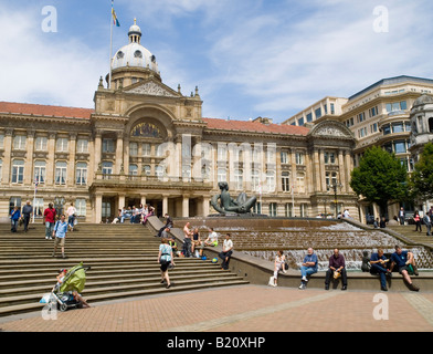 Una giornata di sole in Victoria Square, Birmingham City Centre West Midlands, Regno Unito Foto Stock