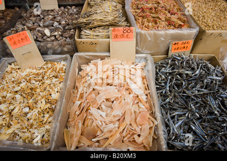 Pesce essiccato in un negozio di Wing Lok Street Sheung Wan Hong Kong Cina Foto Stock