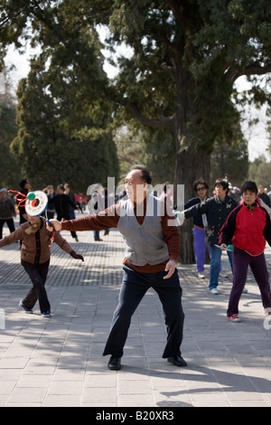 Tai Chi con la bat e la sfera nel parco del Tempio del cielo di Pechino CINA Foto Stock