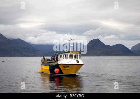 La baia di Dublino boreale, langoustine o gamberetti barca da pesca, Loch Scavaig, Elgol & montagne Cuillin, Isola di Skye in Scozia uk Foto Stock