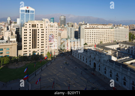 America del Sud Cile Santiago vista in elevazione attraverso la Plaza de la Constitucion Palacio de la Moneda Chiles palazzo presidenziale Foto Stock