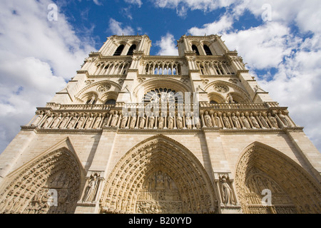 La cattedrale di Notre Dame esterno ingresso ovest facciata e le torri in sole primaverile Parigi Francia Europa Foto Stock