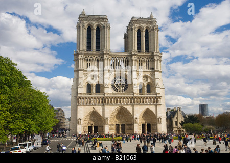 La cattedrale di Notre Dame esterno ingresso ovest facciata con i visitatori e i turisti in sole primaverile Parigi Francia Europa Foto Stock