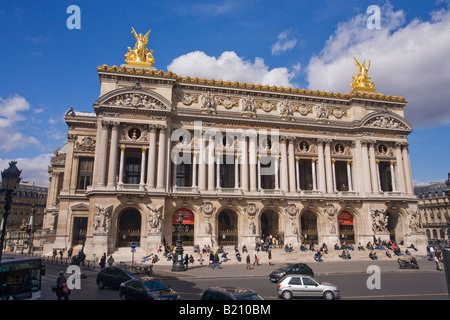 Opera Garnier nel sole primaverile con sculture dorate edificio neobarocco Parigi Francia Europa UE Foto Stock