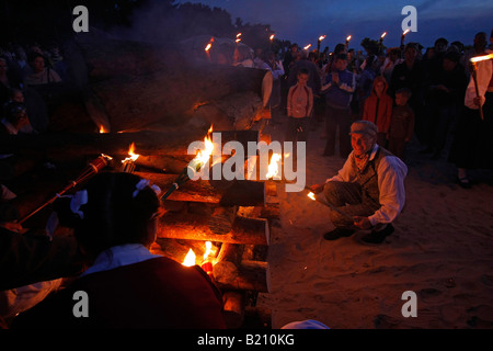 I giovani a partire di un falò durante la celebrazione della festa di mezzanotte presso la spiaggia di Jurmala Lettonia Paesi baltici Foto Stock