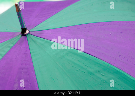 Dettaglio di un ombrello di Wimbledon con gocce di pioggia su di esso a Wimbledon Tennis Championships 2008 Foto Stock