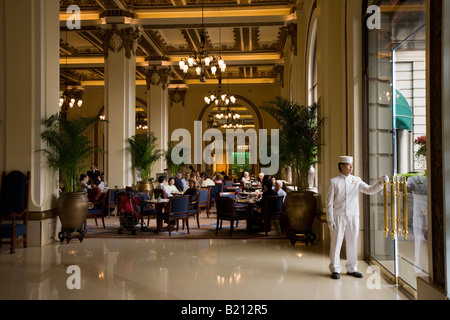 Gli ospiti possono godere di high tea al Peninsula Hotel Hong Kong Cina Foto Stock