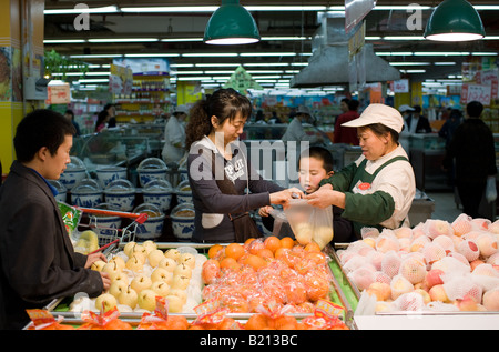 La madre e il bambino di acquistare verdure nel supermercato Chongqing nella provincia del Sichuan in Cina Foto Stock