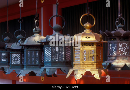 Appendere le lanterne di acciaio decorare la parte esterna di Kasuga Taisha Sacrario di Nara Foto Stock