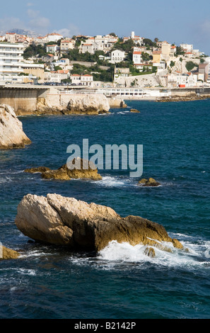 Vista dalla strada costiera a Marsiglia (Corniche du Presidente John F. Kennedy) guardando verso Les Plages de profeti. Foto Stock