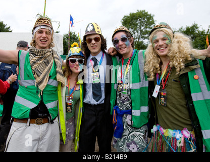 Il verde dei poliziotti al Glastonbury festival Pilton Somerset REGNO UNITO Europa Foto Stock