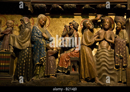 Il XIV secolo dipinto di sculture in legno della vita di Gesù sulla schermata del Coro alla cattedrale di Notre Dame di Parigi interni Francia Foto Stock