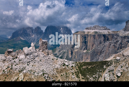 Sassolungo e il massiccio del Sella come visto dalla vetta del Sass Pordoi, Dolomiti, Italia Foto Stock