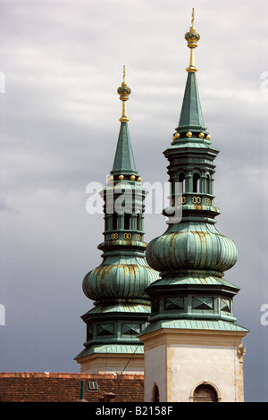 Le torri gemelle del Seicento la Chiesa Gesuita Franziskanerkirche Vienna Austria. Conosciuta anche come la Chiesa dell Ordine Francescano Foto Stock