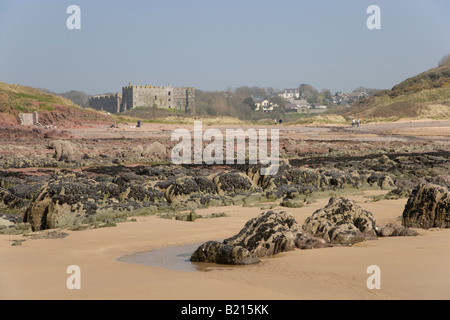 Vista di Manorbier Castle dalla spiaggia, Manorbier, Pembrokeshire, Wales, Regno Unito Foto Stock