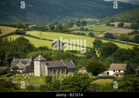 Chiesa rurale Llanddewi r Cwm vicino a Builth Wells Powys Wales UK, impostato in un antico cimitero circolare (eventualmente pre-Cristiano?) Foto Stock