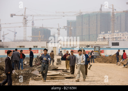 Operai su un alloggiamento dello sviluppo in Cina Yichang Foto Stock